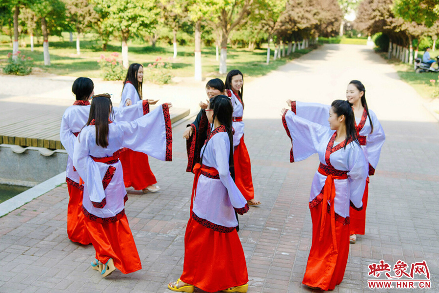 走遍校園的每個(gè)角落，只為你能盡可能將有關(guān)的記憶都帶走。