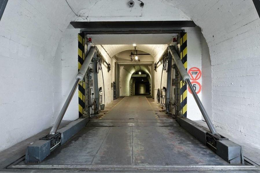 圖為地堡內(nèi)的通道，皆配備攝像頭。