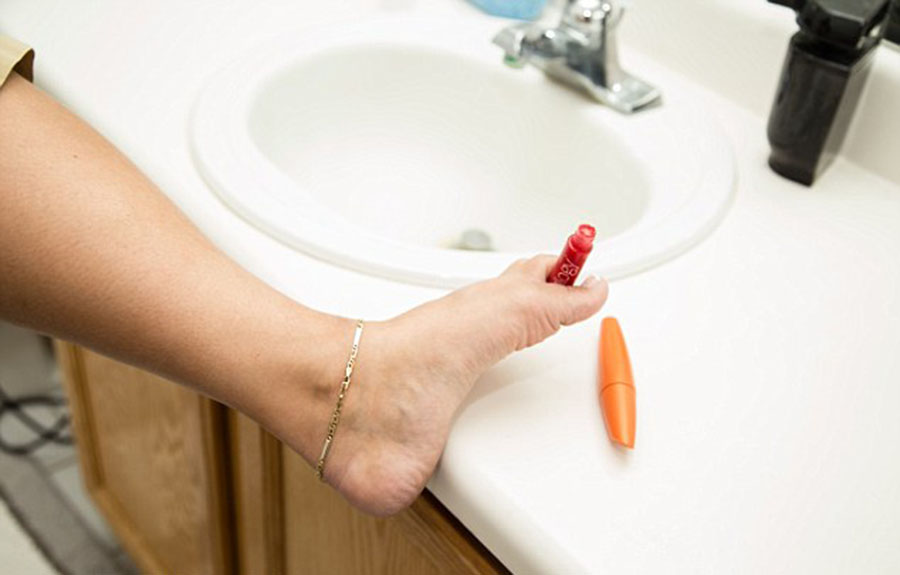 美國“勵志姐”天生無雙臂 用腳開飛機彈鋼琴 美國“勵志姐”天生無雙臂 用腳開飛機彈鋼琴