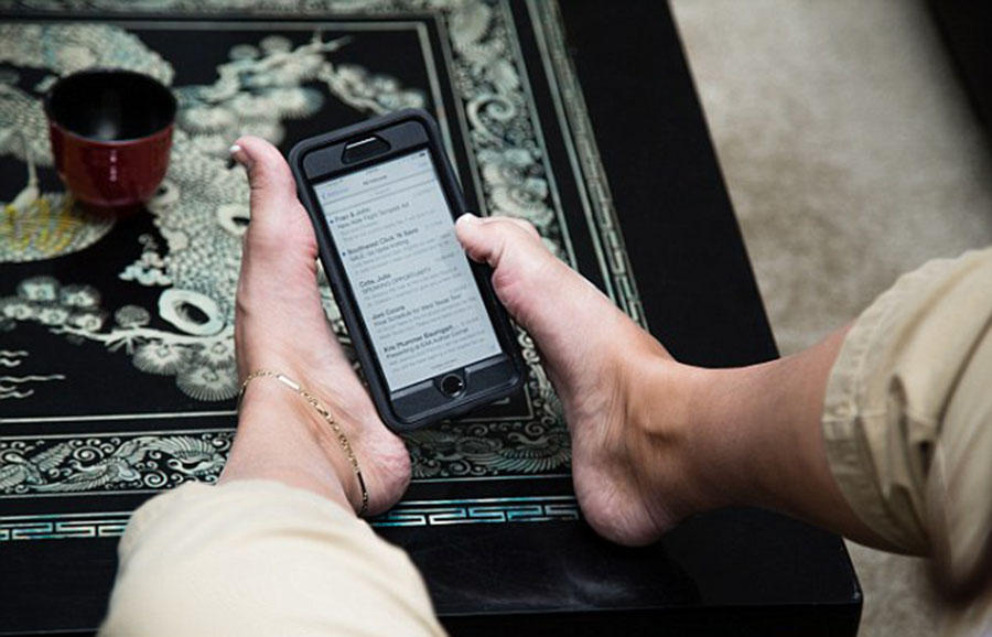 美國“勵志姐”天生無雙臂 用腳開飛機彈鋼琴 美國“勵志姐”天生無雙臂 用腳開飛機彈鋼琴