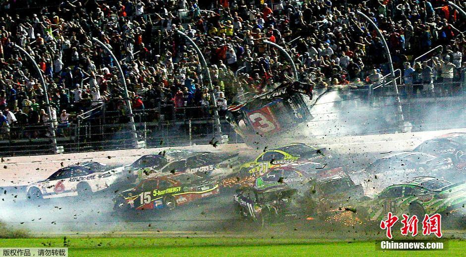美國納斯卡賽發(fā)生連環(huán)相撞 賽車幾近解體 美國納斯卡賽發(fā)生連環(huán)相撞 賽車幾近解體