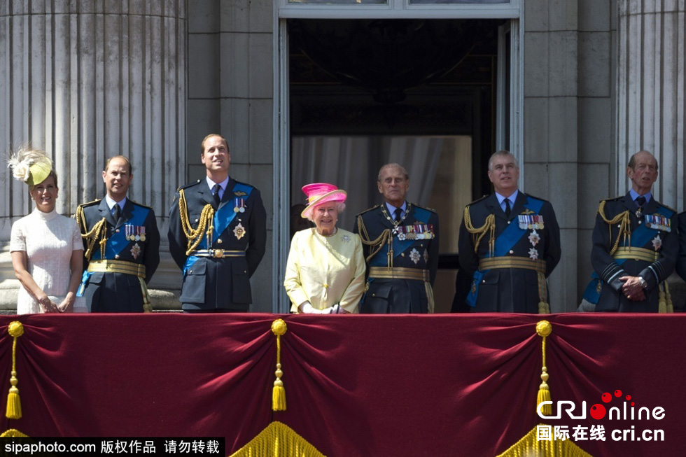 英國女王伊麗莎白二世攜眾王室成員觀看空軍飛行表演。