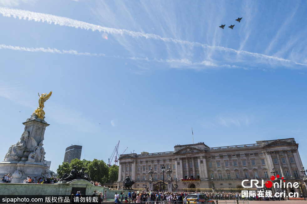 數(shù)架颶風噴火戰(zhàn)斗機和臺風戰(zhàn)斗機編隊飛躍白金漢宮上空，參加了紀念儀式。