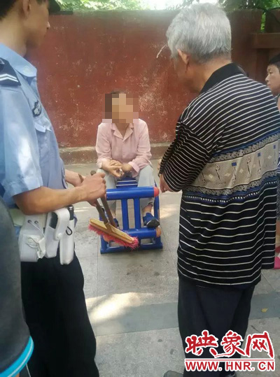 老太當時坐在健身器材上做仰臥起坐，說環(huán)衛(wèi)工人影響她鍛煉身體了，便開始謾罵環(huán)衛(wèi)工人。