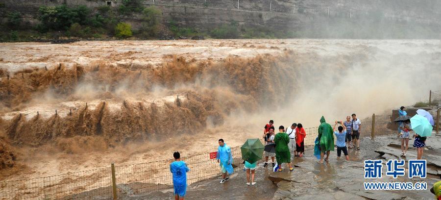 8月2日，游客在山西吉縣黃河壺口瀑布景區(qū)游覽觀瀑。