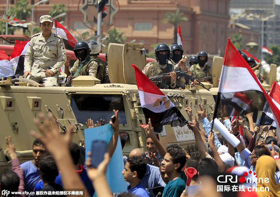 當(dāng)?shù)貢r間2015年8月6日，埃及開羅，民眾集會慶祝新蘇伊士運河開通。圖片來源:CFP