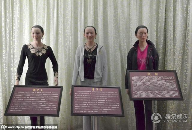 ，“華鎣山中外名人蠟像館”中的蠟像，被網(wǎng)友稱作“華鎣山農(nóng)貿(mào)服裝發(fā)布會(huì)”。