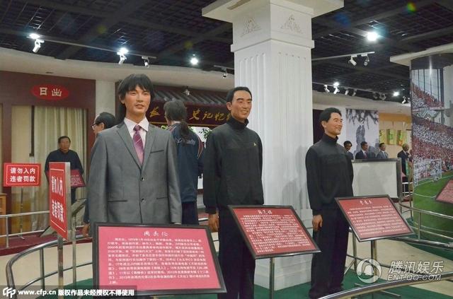 “華鎣山中外名人蠟像館”中的蠟像，被網(wǎng)友稱作“華鎣山農(nóng)貿(mào)服裝發(fā)布會(huì)”。