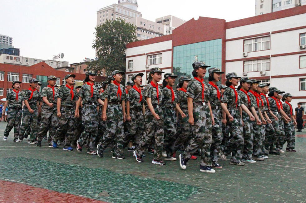 同學(xué)們?cè)谟曛袌?jiān)持完成了會(huì)操表演。