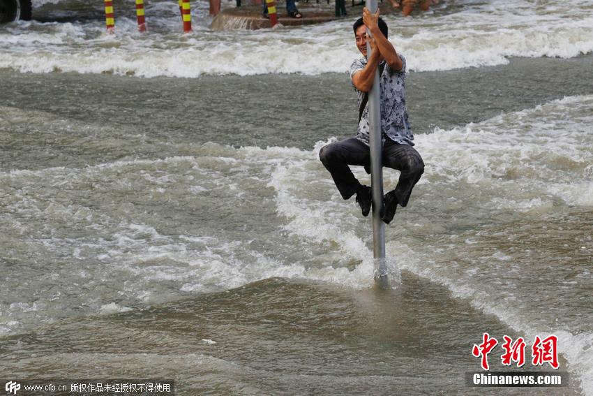 杭州錢塘江珊瑚沙水庫段，兇猛的“鬼王潮”沖上岸來