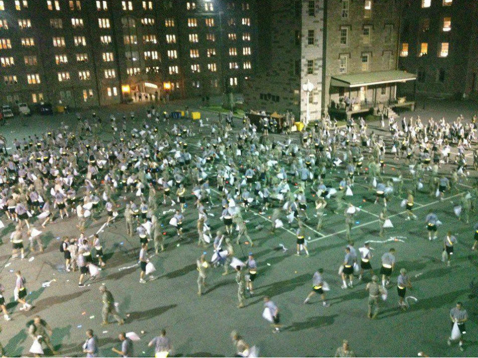 美國西點軍校枕頭大戰(zhàn)變“群架” 美國西點軍校枕頭大戰(zhàn)變“群架”