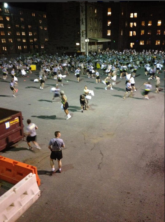 美國西點軍校枕頭大戰(zhàn)變“群架” 30名學員受傷 美國西點軍校枕頭大戰(zhàn)變“群架” 30名學員受傷