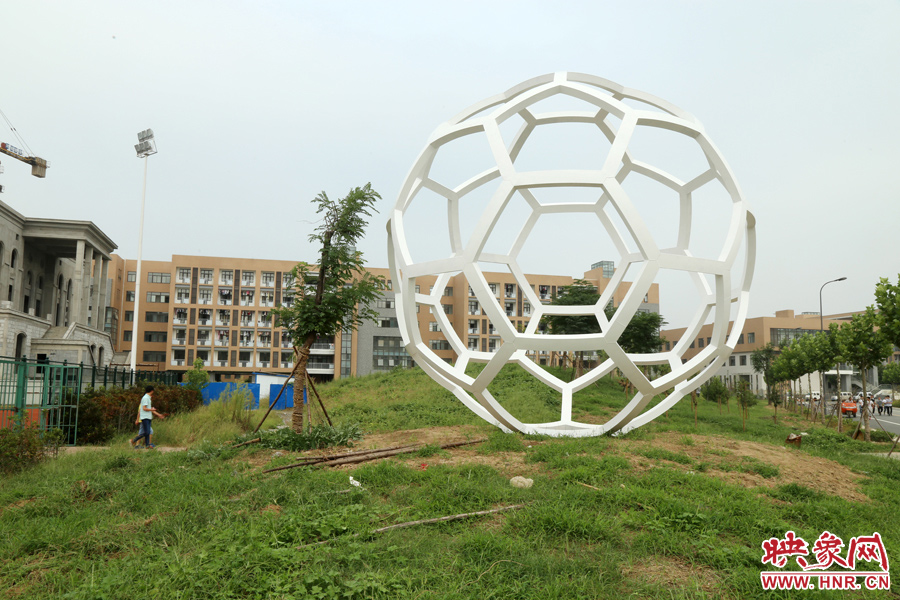這是一座多邊形曲面藝術(shù)品，直徑約6米，剛剛建成，目前還沒有命名。