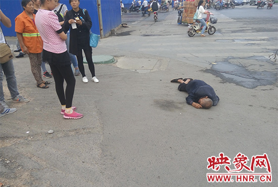 老人倒地后無人敢扶，過路市民拍照作證。