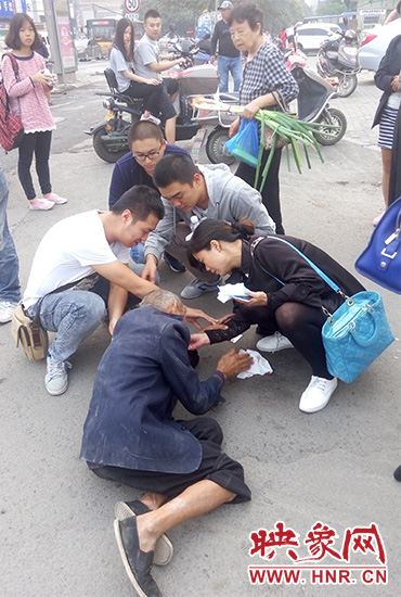 一些愛心市民在撥打了110和120后，上前給老人擦臉上的血跡。