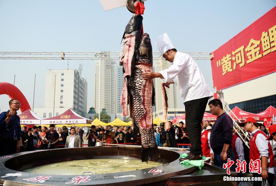 河南鄭州，一個直徑3.15米，深0.7米，可容納3噸高湯的“中原第一鍋”現(xiàn)場烹煮火鍋盛宴。