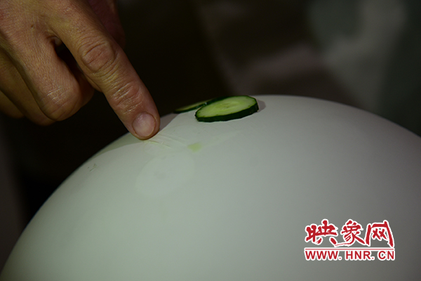 在面團(tuán)氣球上切菜。