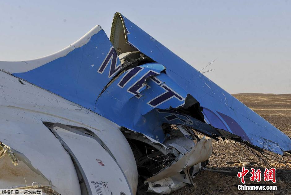 當(dāng)?shù)貢r間2015年10月31日，在埃及墜毀的俄羅斯客機(jī)殘骸散落在西奈半島的沙漠之中