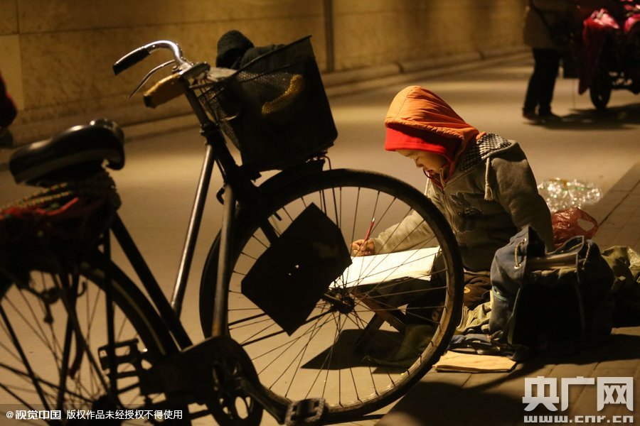 他的父母說，晚上回去晚，孩子的作業(yè)都是在這寫，做小生意不容易，孩子還陪著遭罪，經(jīng)常還有城管攆著不讓在這賣。