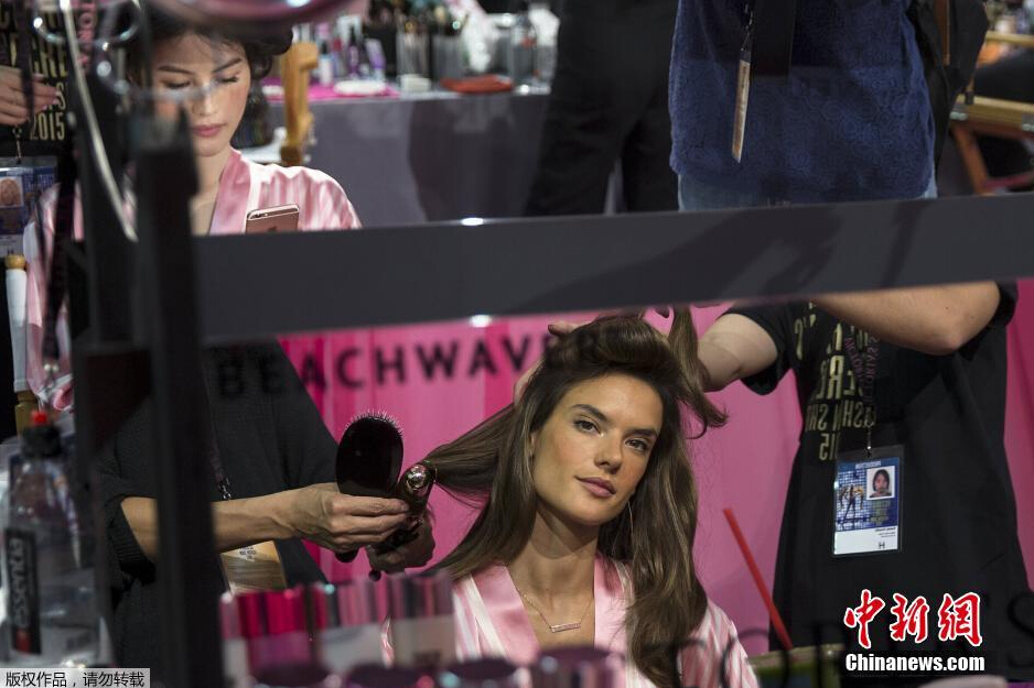 當(dāng)?shù)貢r(shí)間11月10日，2015維多利亞的秘密年度內(nèi)衣秀在紐約上演，模特在后臺(tái)緊張地準(zhǔn)備中。