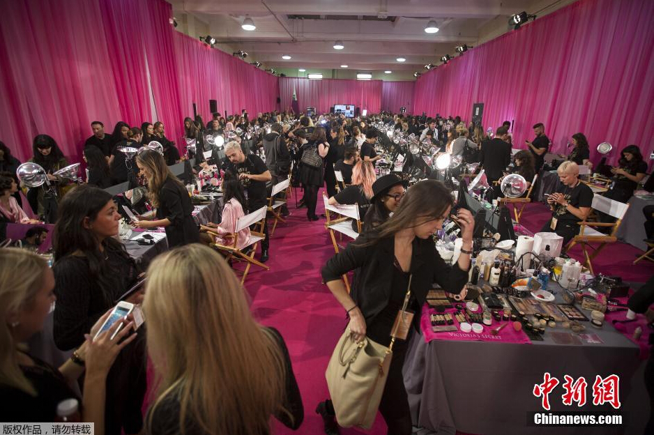 當(dāng)?shù)貢r(shí)間11月10日，2015維多利亞的秘密年度內(nèi)衣秀在紐約上演，模特在后臺(tái)緊張地準(zhǔn)備中。