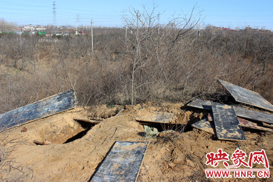 這次被盜的是位于北側(cè)的叔齊墓，墓塚上面有兩個(gè)盜洞，有十多米深。