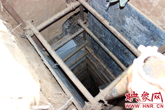 走上叔齊墓的頂端，可以清晰看到兩個(gè)沒有填土的坑洞，洞內(nèi)的四周從上往下放置著腳手架，深不見底。