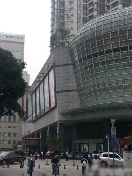 一輛停在停車(chē)位上的寶馬轎車(chē)，被墜落的樹(shù)枝砸中，樹(shù)枝徑直插入車(chē)內(nèi)，現(xiàn)場(chǎng)引發(fā)不少市民圍觀拍照。