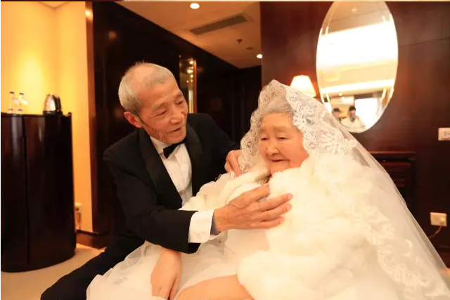 情人節(jié)最溫暖告白！84歲老人包下整樓示愛老伴