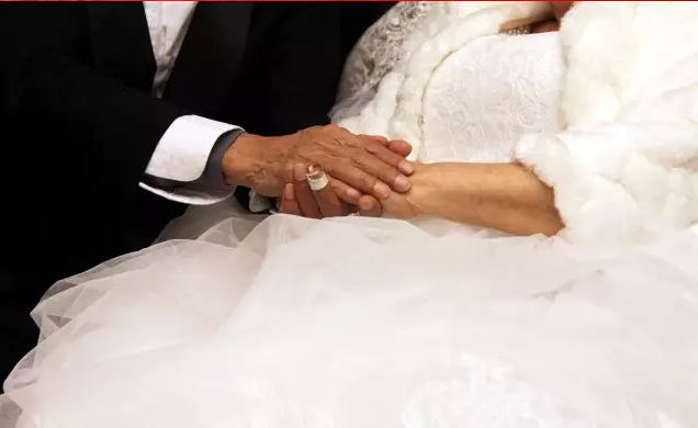 情人節(jié)最溫暖告白！84歲老人包下整樓示愛老伴