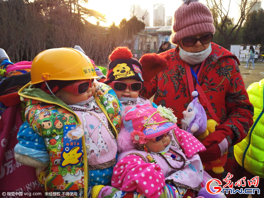 鄭州:八旬老太不讓子女陪伴身邊 將布娃娃當子女養(yǎng) 鄭州:八旬老太不讓子女陪伴身邊 將布娃娃當子女養(yǎng)