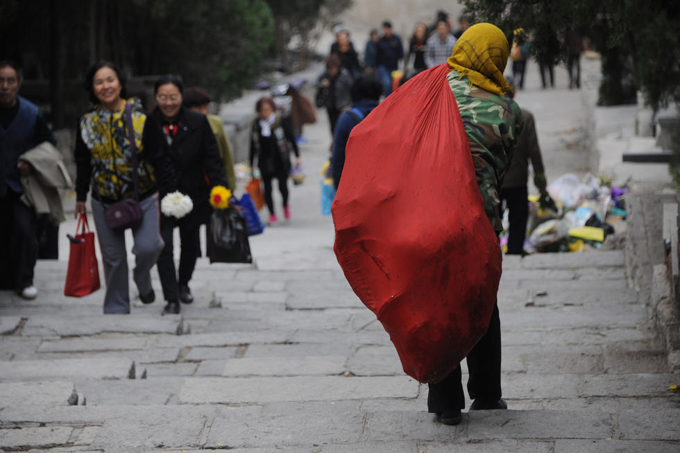 濟南公墓垃圾堆積如山 工人每天背4000斤 濟南公墓垃圾堆積如山 工人每天背4000斤