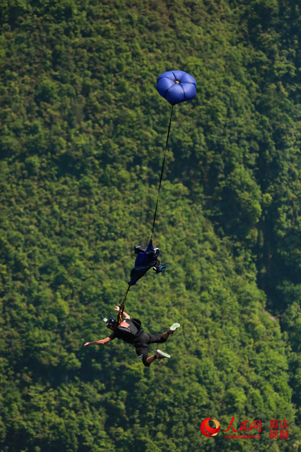 28日，2016世界低空跳傘大賽在重慶云陽(yáng)龍缸景區(qū)正式開(kāi)賽。圖為選手角逐中。劉政寧 攝