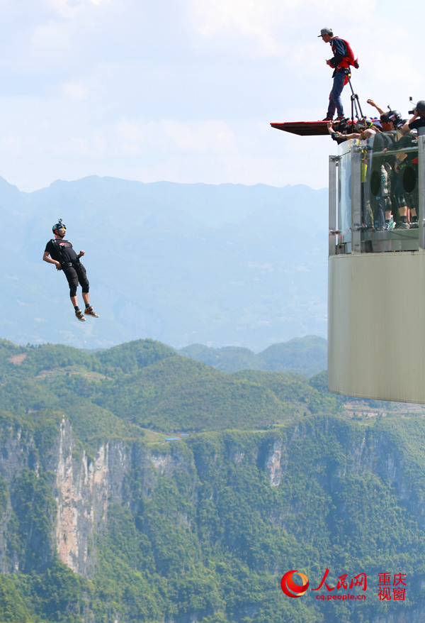 28日，2016世界低空跳傘大賽在重慶云陽(yáng)龍缸景區(qū)正式開(kāi)賽。圖為選手角逐中。劉政寧 攝