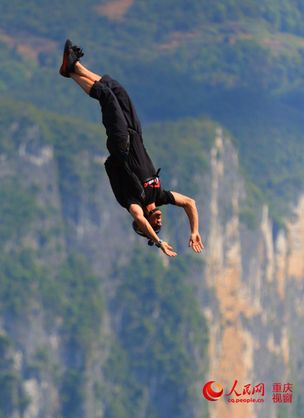 28日，2016世界低空跳傘大賽在重慶云陽(yáng)龍缸景區(qū)正式開(kāi)賽。圖為選手角逐中。劉政寧 攝