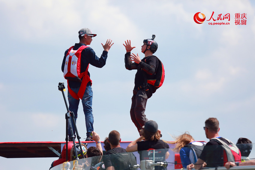 28日，2016世界低空跳傘大賽在重慶云陽(yáng)龍缸景區(qū)正式開(kāi)賽。圖為選手角逐中。劉政寧 攝