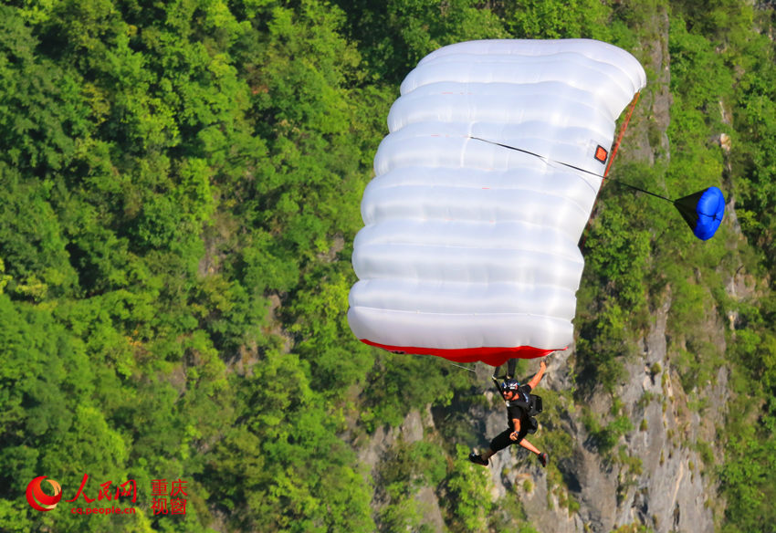 28日，2016世界低空跳傘大賽在重慶云陽(yáng)龍缸景區(qū)正式開(kāi)賽。圖為選手角逐中。劉政寧 攝