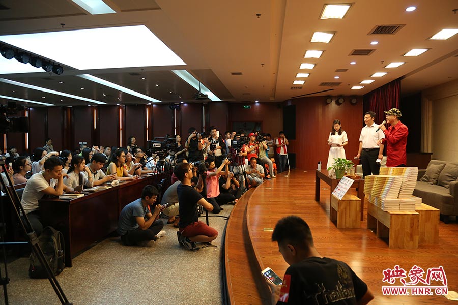 河南本土主流媒體基本全部到場(chǎng)，六小齡童接受記者提問(wèn)。
