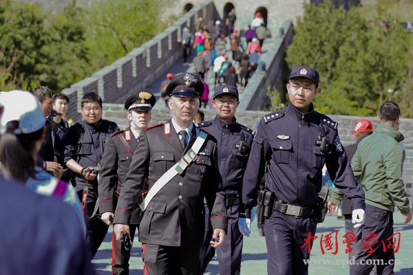 中意警察編隊巡邏。本網(wǎng)記者 陳路坤 攝