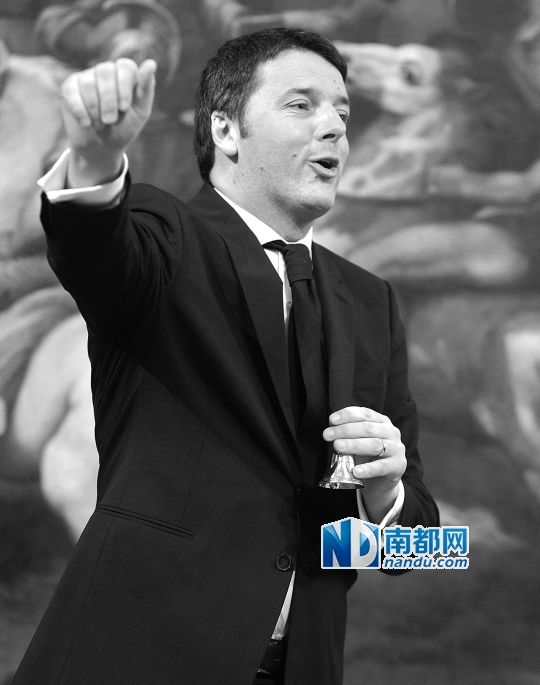 2月22日，在意大利羅馬總理府，新任總理馬泰奧·倫齊搖鈴象征正式行使總理權(quán)力。