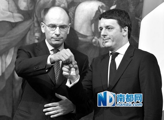 2月22日，在意大利羅馬總理府，新任總理馬泰奧·倫齊(右)與前任總理恩里科·萊塔舉行交接儀式。