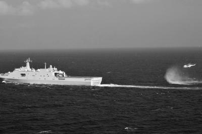 11日，抵達(dá)馬航飛機(jī)失聯(lián)海區(qū)的海軍井岡山艦與艦載直升機(jī)協(xié)同展開立體搜救行動(dòng)。新華社發(fā)