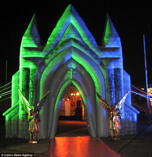 充氣教堂可辦婚禮:女賓客勿穿細高跟怕踩破(圖) 充氣教堂可辦婚禮:女賓客勿穿細高跟怕踩破(圖)