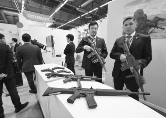 　日本企業(yè)在歐洲國(guó)際防務(wù)展上展示橡膠槍。