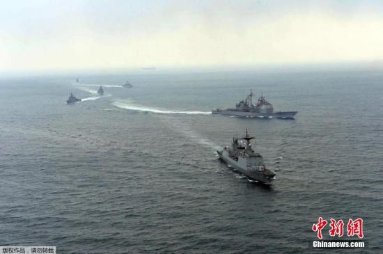 資料圖： 2014年3月14日，韓國與美國軍艦參加韓美2014“鷂鷹”聯(lián)合軍演。