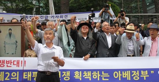 7月2日，在韓國首爾的日本駐韓國大使館前，民眾手持標語參加抗議活動。