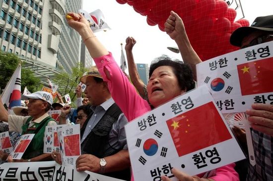 7月2日，在中國駐韓使館前，韓國民眾集會歡迎中國國家主席習近平訪韓，并打出寫有“釣魚島是中國的土地”字樣。