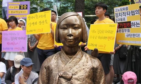 7月2日，在韓國首爾的日本駐韓國大使館前，民眾在慰安婦少女像旁手持標語參加抗議活動。