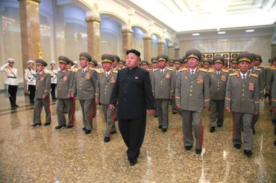 金正恩率領(lǐng)軍隊(duì)領(lǐng)導(dǎo)人等前往平壤錦繡山太陽宮瞻仰了金日成、金正日的遺容。