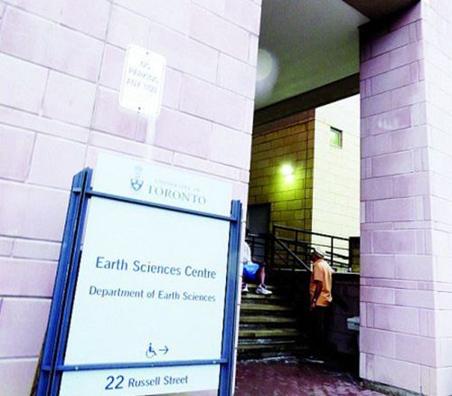 21歲中國(guó)女留學(xué)生在多倫多持刀刺傷42歲男教授 21歲中國(guó)女留學(xué)生在多倫多持刀刺傷42歲男教授